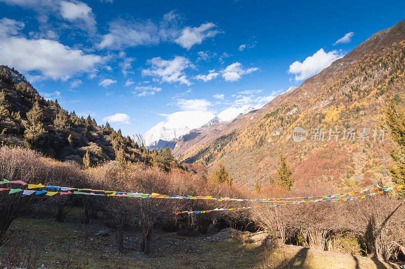 中国，西藏，四川，中国，西藏，秋天，亚丁/香格里拉山的自然五彩山和蓝天景观